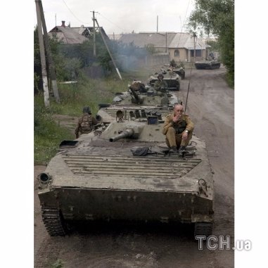 Опублікували фото, як терористи «ДНР» відводять важку техніку