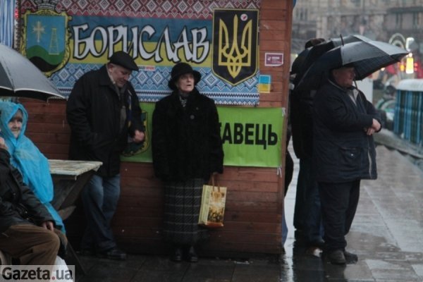 Як Євромайдан бореться з дощем. ФОТО