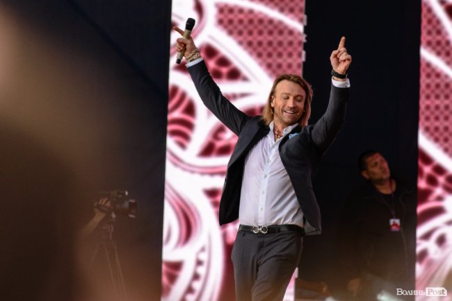 До Винника – навіть на милицях. ФОТОРЕПОРТАЖ із грандіозного концерту у Луцьку