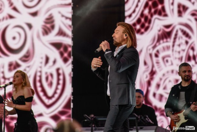 До Винника – навіть на милицях. ФОТОРЕПОРТАЖ із грандіозного концерту у Луцьку