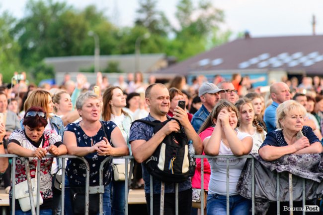 До Винника – навіть на милицях. ФОТОРЕПОРТАЖ із грандіозного концерту у Луцьку