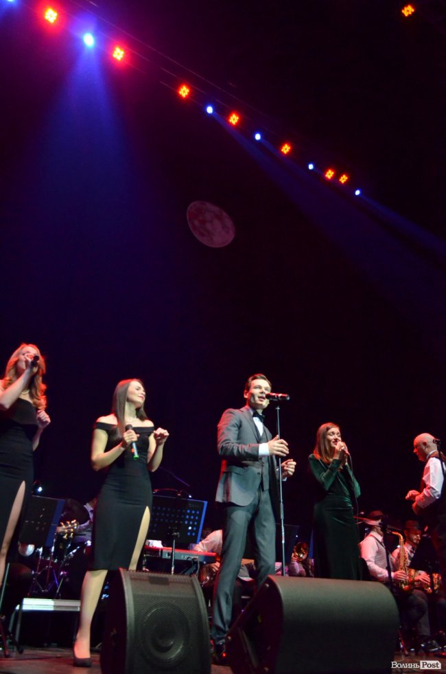 Новорічні хіти та казкова енергетика: як лучан розважали LeoBand Orchestra. ФОТОРЕПОРТАЖ
