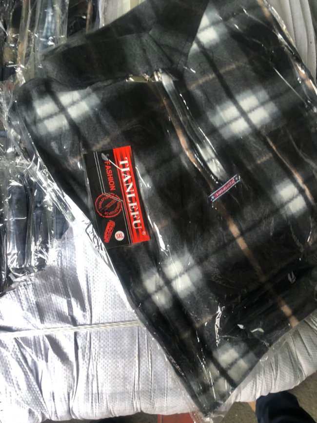 Через волинську митницю нелегально хотіли провезти чоловічі сорочки та светри майже на мільйон гривень. ФОТО