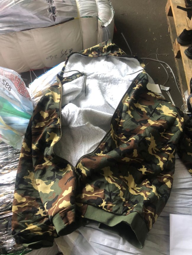 Через волинську митницю нелегально хотіли провезти чоловічі сорочки та светри майже на мільйон гривень. ФОТО