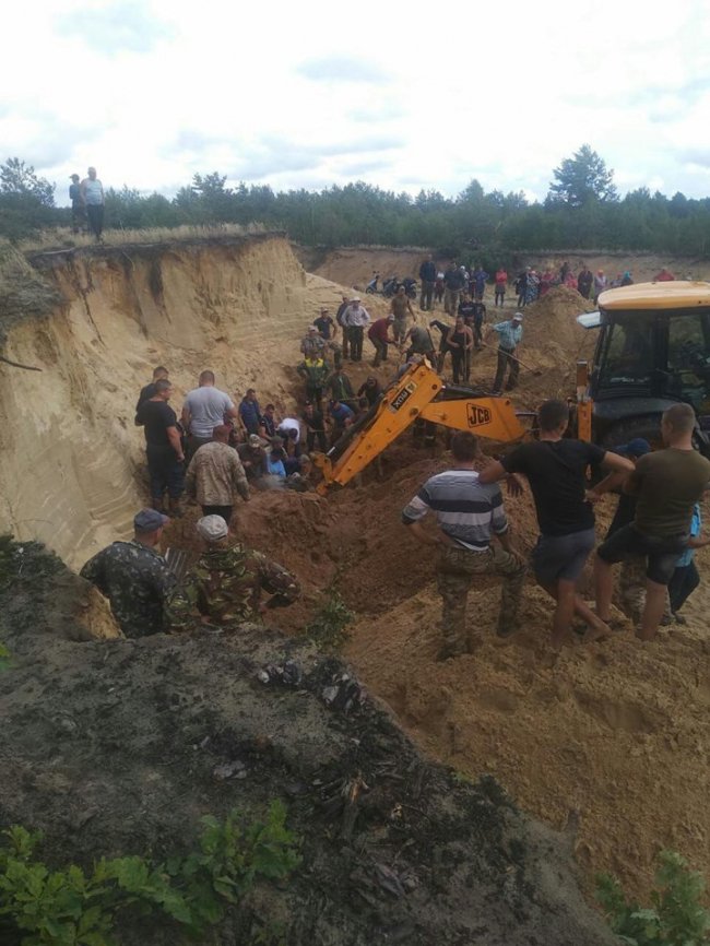 На Рівненщині дітей засипало піском: тривають пошуки. ФОТО