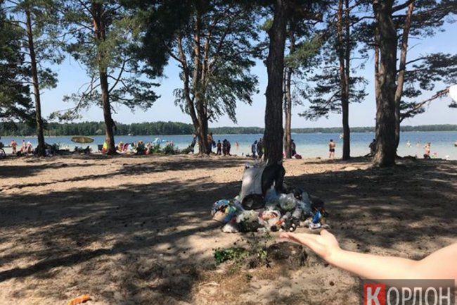 Поблизу волинського озера – засмічена прибережна територія. ФОТО
