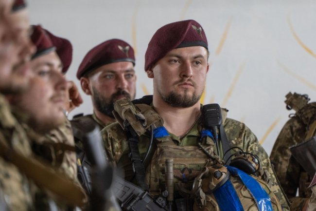 Сирський вручив нагороди десантникам, які воюють на Курщині: зберегли тисячі життів