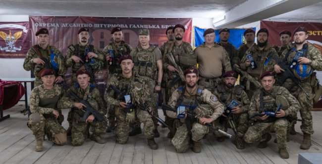 Сирський вручив нагороди десантникам, які воюють на Курщині: зберегли тисячі життів