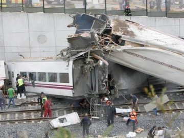 В Іспанії з рейок зійшов поїзд: загинули 56 людей. ВІДЕО