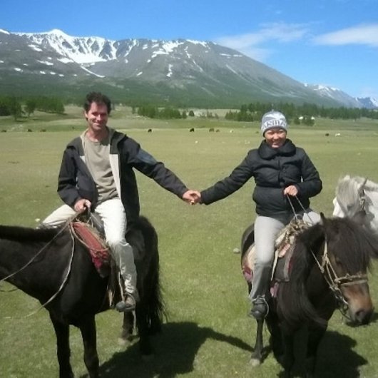 12. Майк Спенсер Боун з провідником в горах Монгольського Алтаю. Фото: Mike Spencer Bown / SWNS