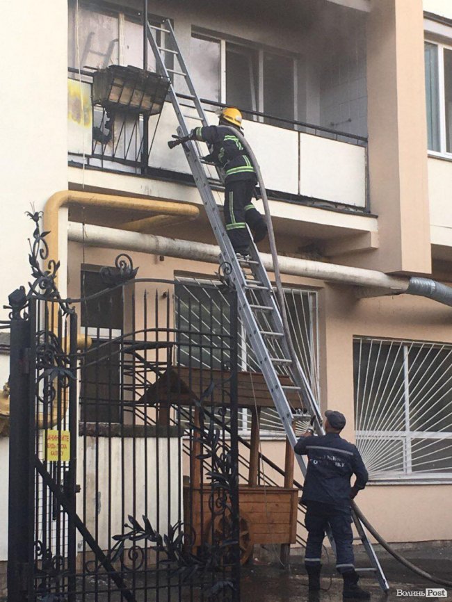 У луцькому «Бім-Бомі» горить квартира. ФОТО. ОНОВЛЕНО