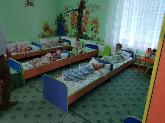 Нова сім'я покинутого в луцькій лікарні хлопчика завезла подарунки у дитбудинок. ФОТО