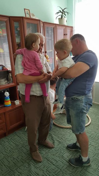 Нова сім'я покинутого в луцькій лікарні хлопчика завезла подарунки у дитбудинок. ФОТО