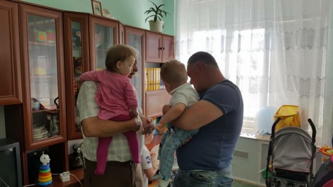 Нова сім'я покинутого в луцькій лікарні хлопчика завезла подарунки у дитбудинок. ФОТО
