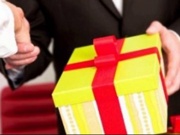 У НАЗК порадили чиновникам не брати дорогі подарунки від святого Миколая