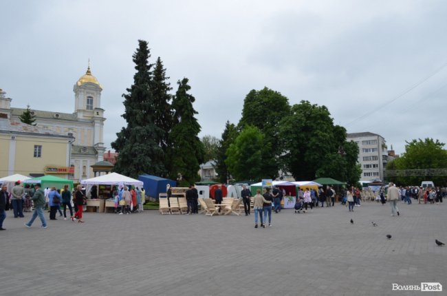 Від мініатюрних тістечок до величезних гойдалок: у центрі Луцька – свято професійної освіти. ФОТО