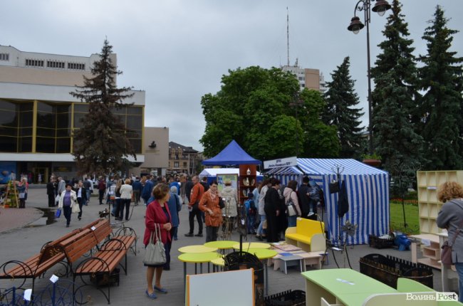 Від мініатюрних тістечок до величезних гойдалок: у центрі Луцька – свято професійної освіти. ФОТО