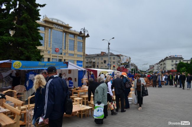 Від мініатюрних тістечок до величезних гойдалок: у центрі Луцька – свято професійної освіти. ФОТО