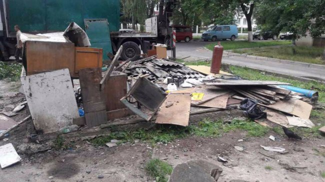 Демонтаж триває: муніципали знесли скупку склотари