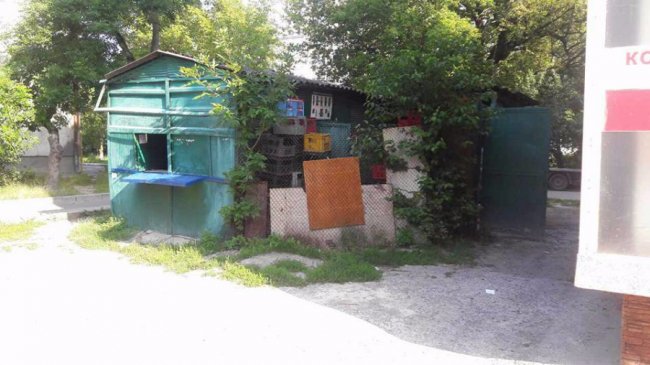 Демонтаж триває: муніципали знесли скупку склотари