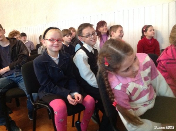 Спілкування - це найголовніше: помічники Миколая подарували новорічне свято дітям у Крупі. ФОТО 