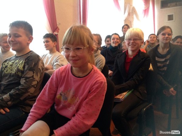 Спілкування - це найголовніше: помічники Миколая подарували новорічне свято дітям у Крупі. ФОТО 