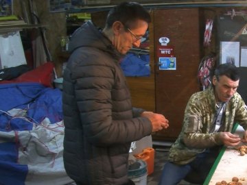 На Волині роблять енергетичні набори для української армії. ВІДЕО 