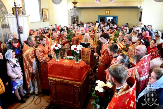 Дорога з квітів і нагороди: як у храмі УПЦ (МП) на Волині відзначили престольне свято