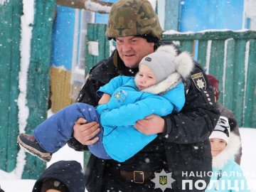 Поліція евакуювала маму із 6 дітьми із села на Чернігівщині