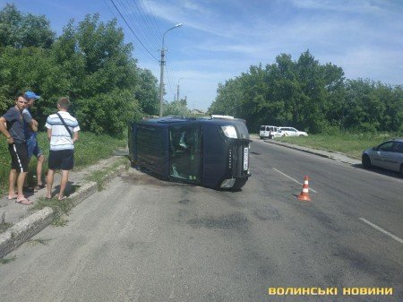 У Луцьку через зіткнення перевернувся мінівен. ФОТО