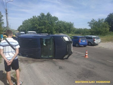 У Луцьку через зіткнення перевернувся мінівен. ФОТО