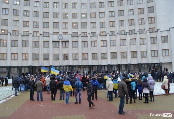 Луцькі студенти влаштували марш і вимагали у депутатів підтримати європейський вибір. ФОТО