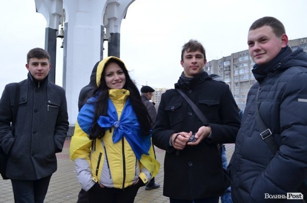 Луцькі студенти влаштували марш і вимагали у депутатів підтримати європейський вибір. ФОТО