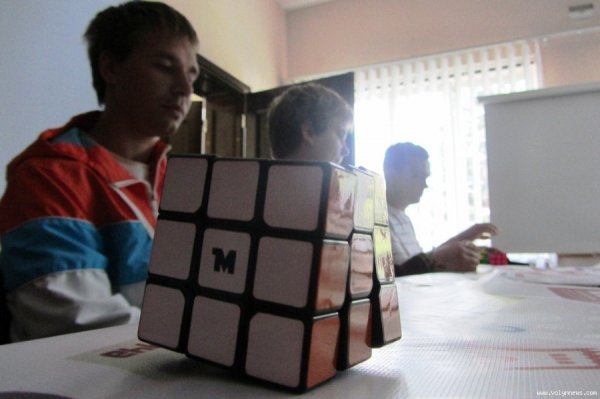 У Луцьку кубик Рубіка збиратимуть ногами. ФОТО