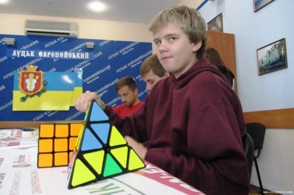 У Луцьку кубик Рубіка збиратимуть ногами. ФОТО