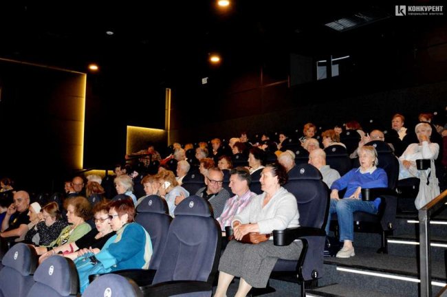 Луцькі пенсіонери лишилися під враженнями від «Генія і безумця» у «Промені»