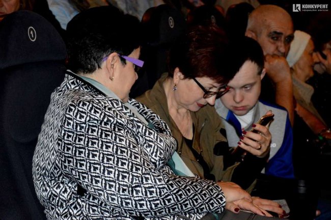 Луцькі пенсіонери лишилися під враженнями від «Генія і безумця» у «Промені»