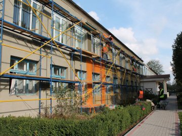 Сонячні батареї та 3D-малюнок на фасаді: на Волині ремонтують школу
