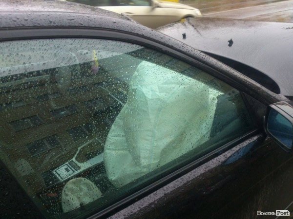 Аварія в Луцьку: передок BMW розтрощило