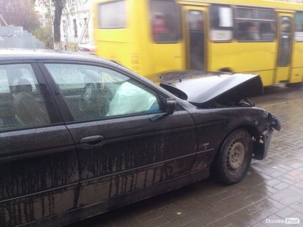 Аварія в Луцьку: передок BMW розтрощило