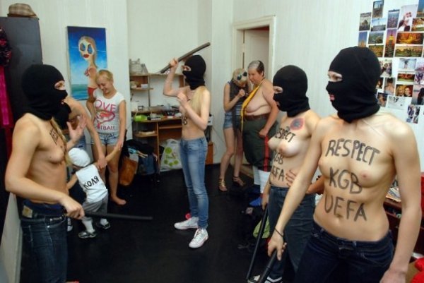 FEMEN вивели на вулиці Києва Лукашенка. ФОТО.