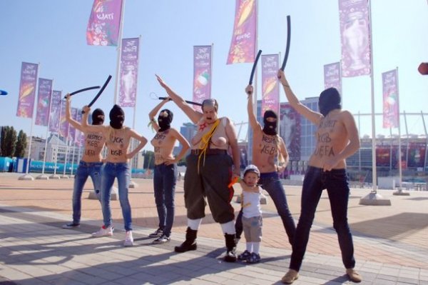 FEMEN вивели на вулиці Києва Лукашенка. ФОТО.