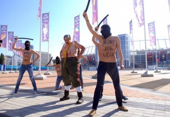 FEMEN вивели на вулиці Києва Лукашенка. ФОТО.