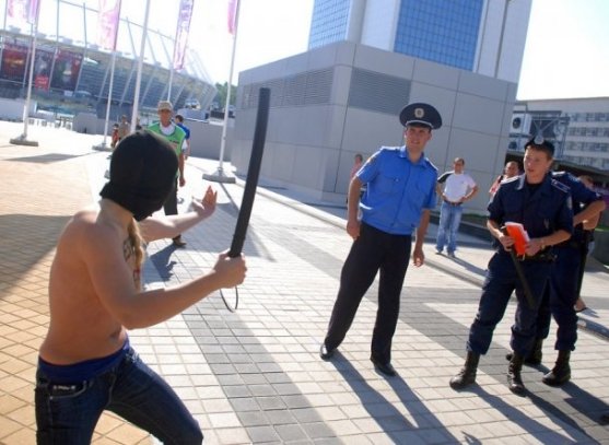 FEMEN вивели на вулиці Києва Лукашенка. ФОТО.