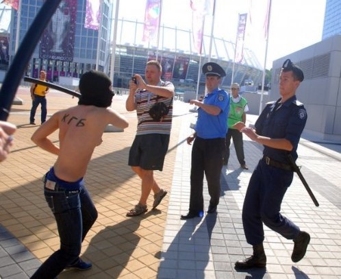 FEMEN вивели на вулиці Києва Лукашенка. ФОТО.