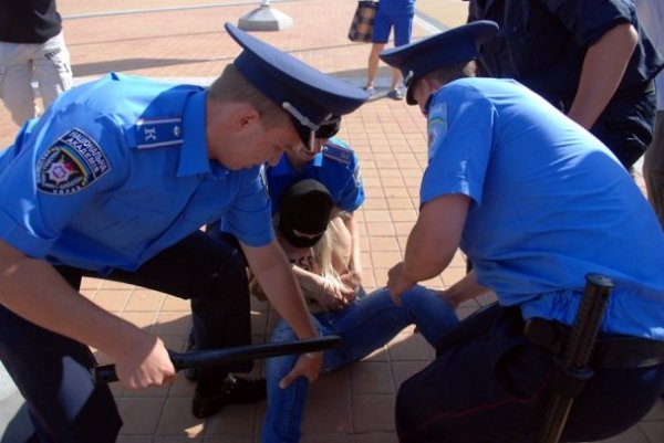 FEMEN вивели на вулиці Києва Лукашенка. ФОТО.