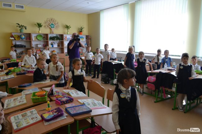 Кольорові стіни, ігрова кімната і басейн: луцька школа №27 зсередини. ФОТО