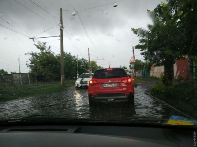 Зруйновані вулиці та затоплені автомобілі: Одесу накрила сильна злива. ВІДЕО