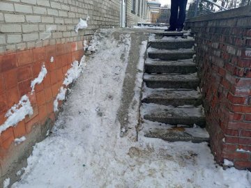 Нерозчищений пандус, сходи потребують ремонту: луцьку райлікарню перевірили на доступність для людей з інвалідністю