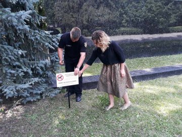 У Луцьку встановили нові таблички про заборону вигулу собак